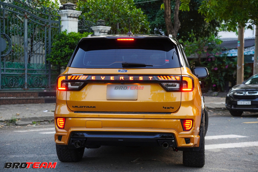 Ốp đèn hậu trang trí Ford Everest