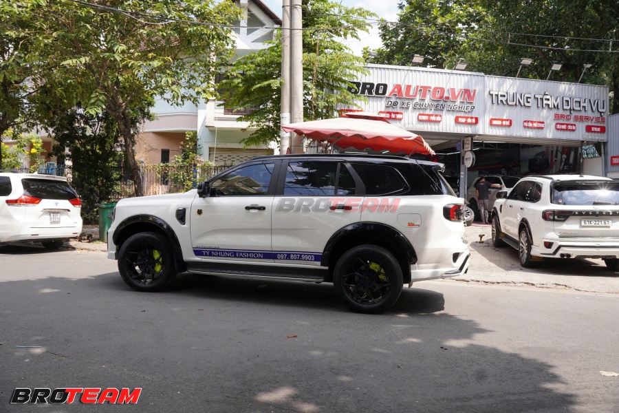 Sơn phối full chi tiết crom đen bóng cho Ford Everest 2026