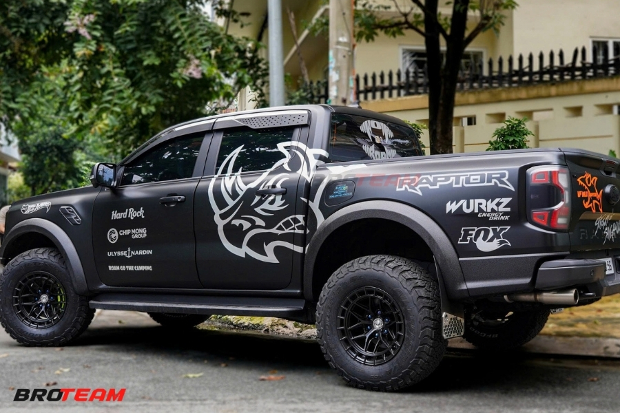 Sự kết hợp hài hoà giữa logo và điểm nhấn riêng cho Ford Ranger Raptor