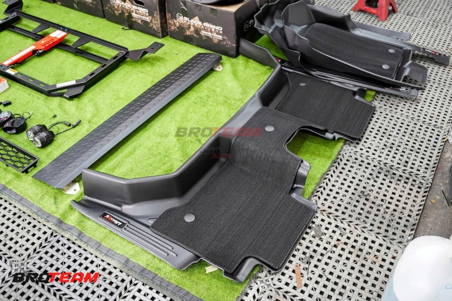 Thảm Lót Sàn TPE Đúc Khuôn Tràn Viền Hạn Chế Xê Dịch Trong Nội Thất Ford Raptor