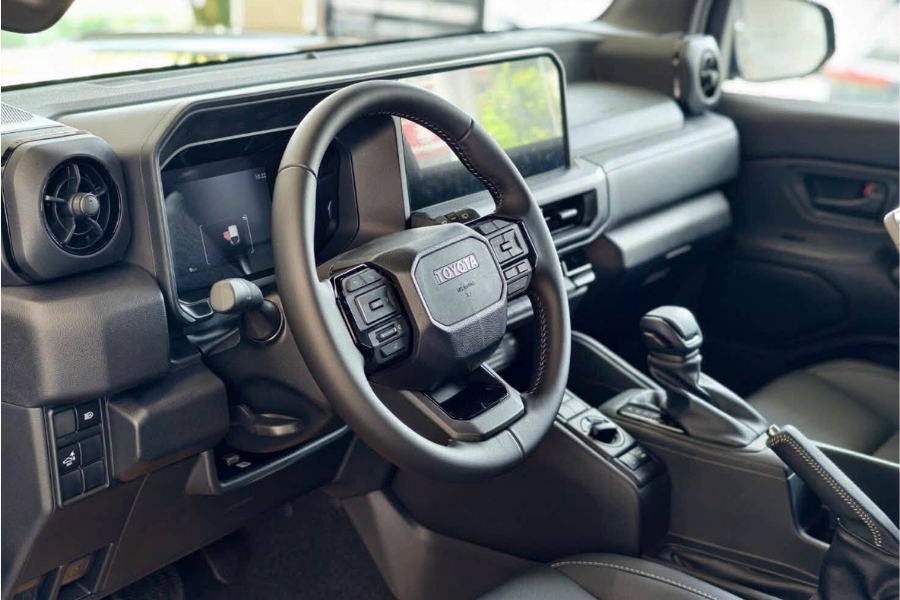 Khu vực vô lang và khoang lái bên trong nội thất xe Toyota Land Cruiser FJ 2026