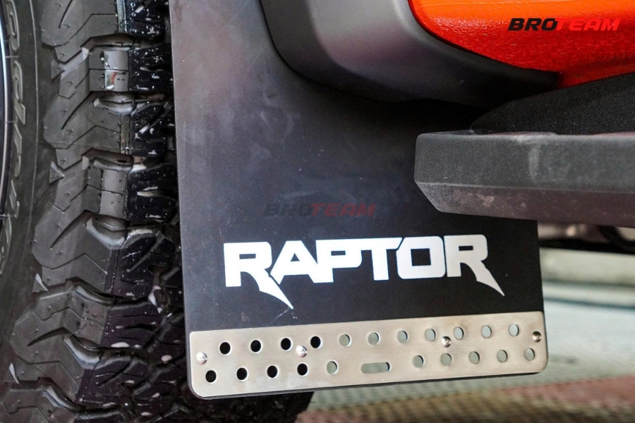 Chắn bùn logo Raptor hạn chế bùn đất, nước và sỏi nhỏ bắn lên khu vực thân xe