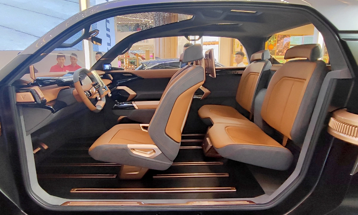 Thiết kế không trụ B, cửa mở ngược kiểu “suicide door” lấy cảm hứng từ Rolls-Royce
