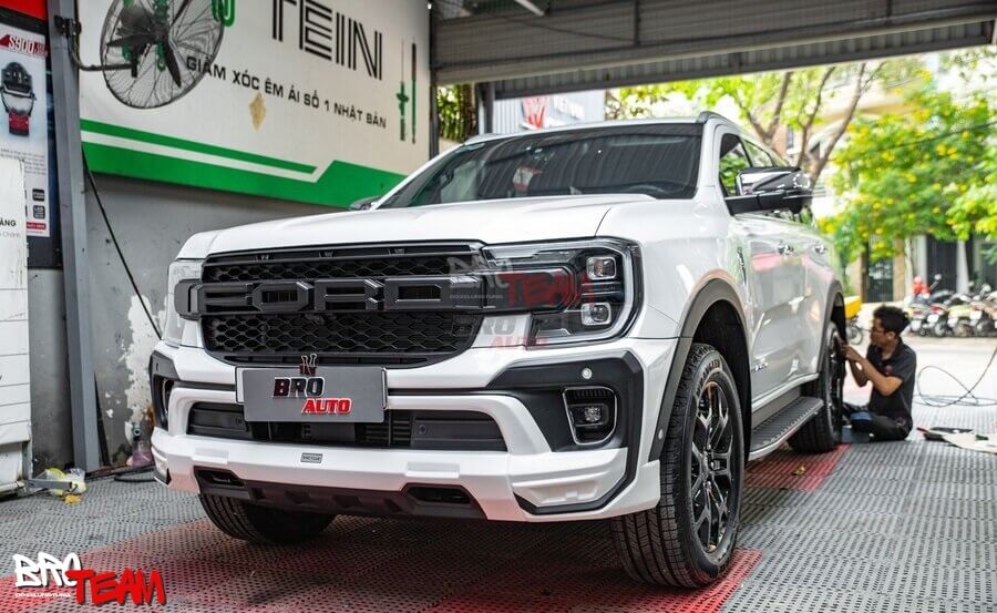 Bodykit Victor Thái Lan mặt ca lăng chữ Ford cho Ford Everest 