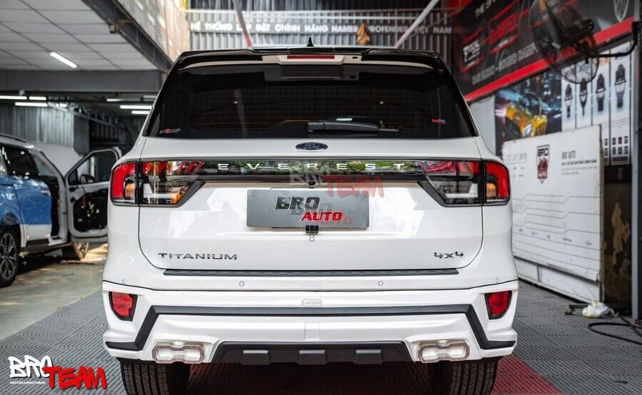 Bodykit Victor Thái Lan mặt ca lăng chữ Ford cho Ford Everest 