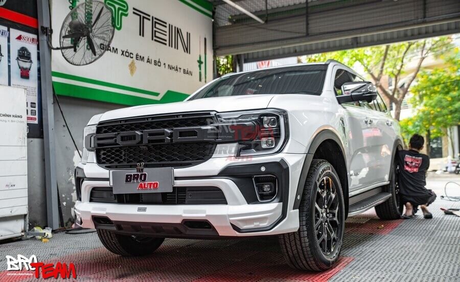 Bodykit Victor Thái Lan mặt ca lăng chữ Ford cho Ford Everest 