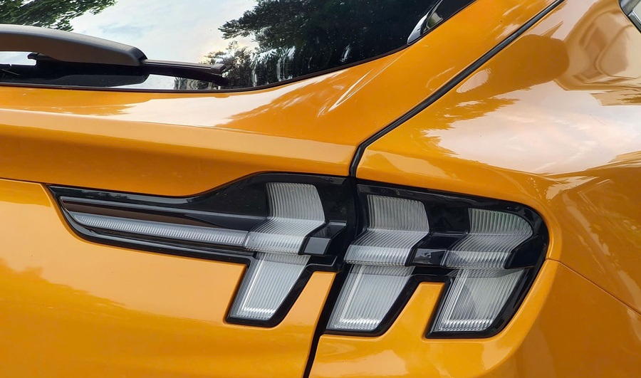 Dán Decal Đổi Màu Ô Tô Ford Mustang Mach-E