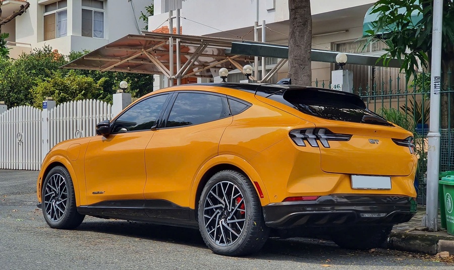 Dán Decal Tem Xe Ô Tô Ford Mustang Mach-E