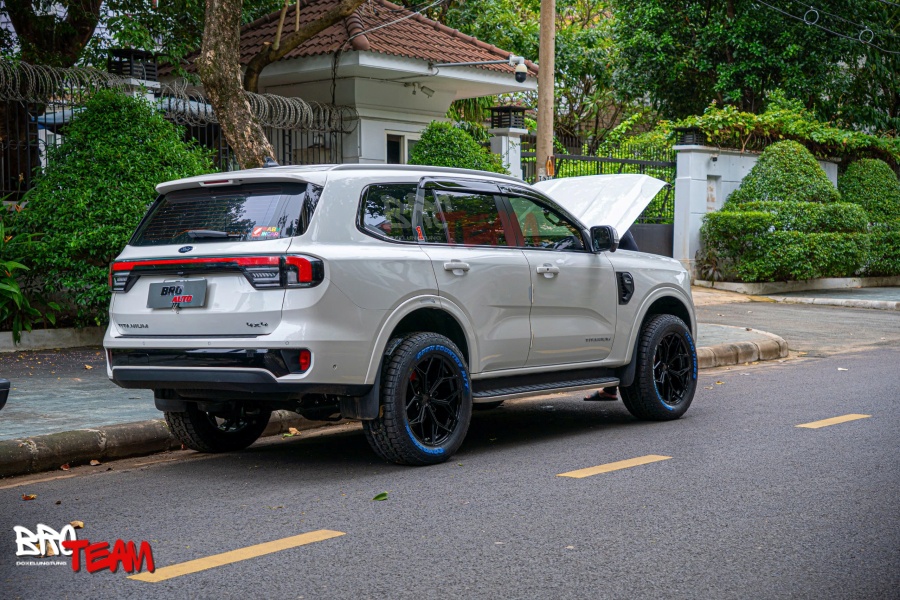 Dán Phim Cách Nhiệt Cho Xe Ford Everest