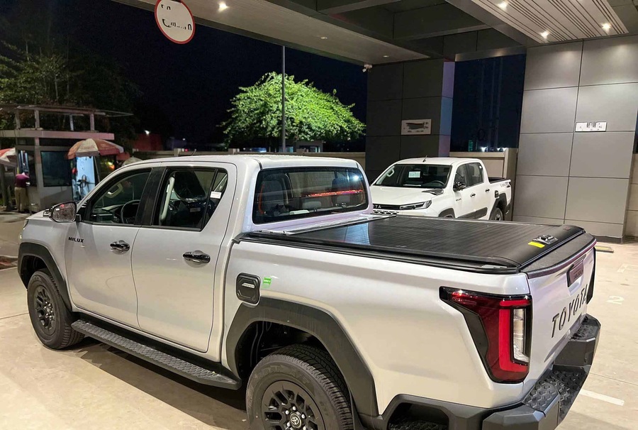 Nắp thùng cuộn cơ Hilux hiệu Overland