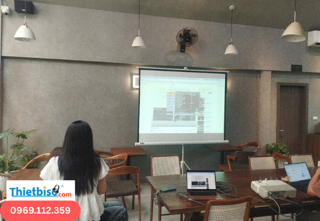Chọn máy chiếu cho cơ quan, trường học: Hướng dẫn chi tiết để đưa ra quyết định đúng đắn