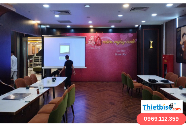 Thuê máy chiếu cho nhà hàng: Nâng tầm không gian ẩm thực của bạn tại THIETBISO.COM