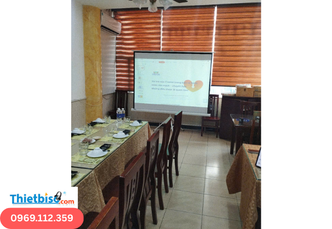 Màn Hình Tương Tác vs Máy Chiếu: Nên Chọn Giải Pháp Nào Cho Không Gian Của Bạn?