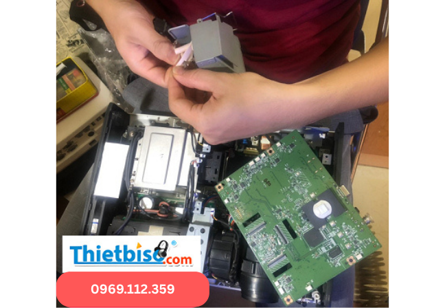 Sửa máy chiếu Hà Nội: Chất lượng, nhanh chóng, dịch vụ không gián đoạn tại Thietbiso.com