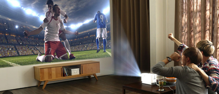 thuê máy chiếu xem bóng đá