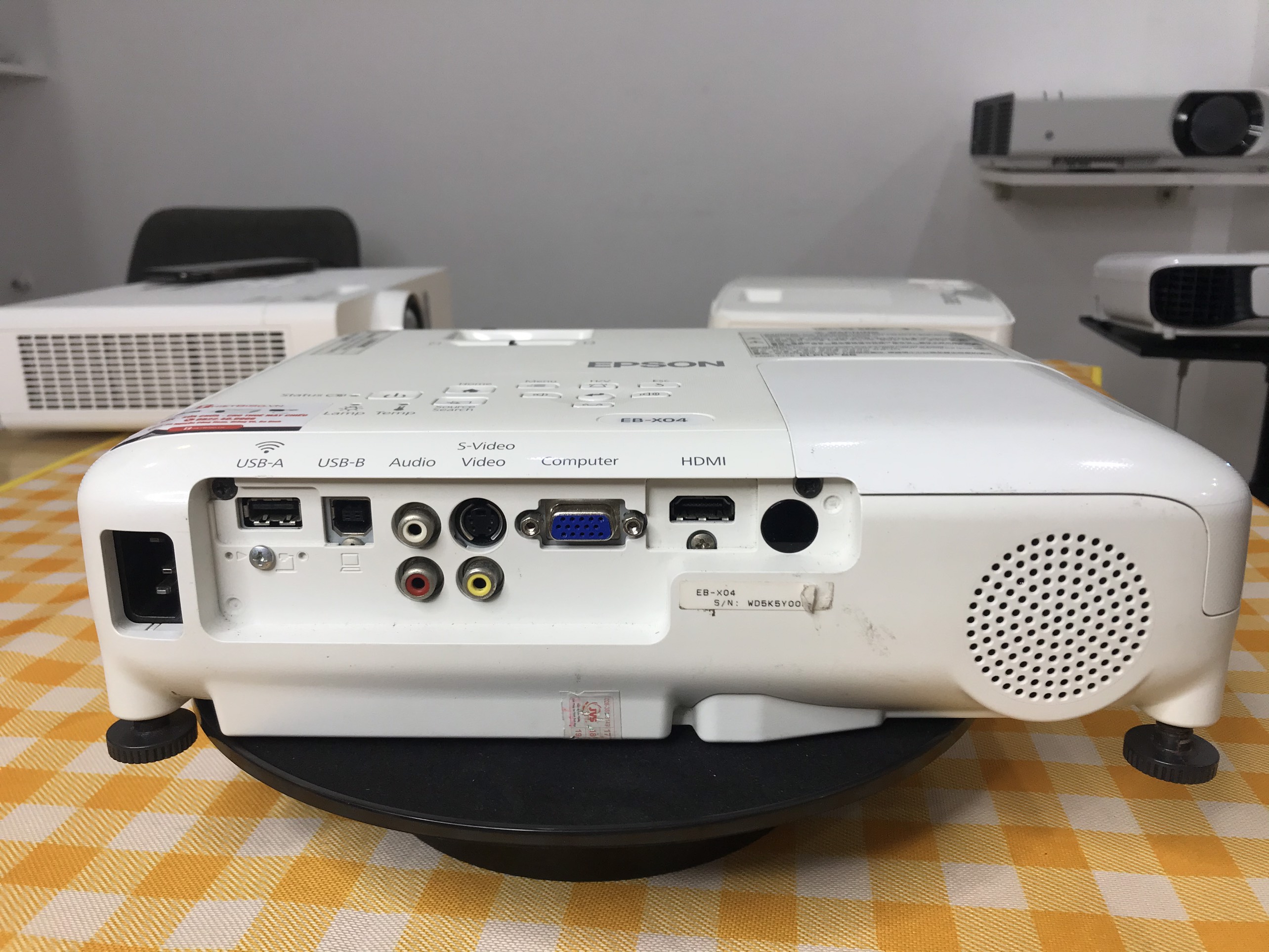 Máy chiếu cũ Epson EB-X04