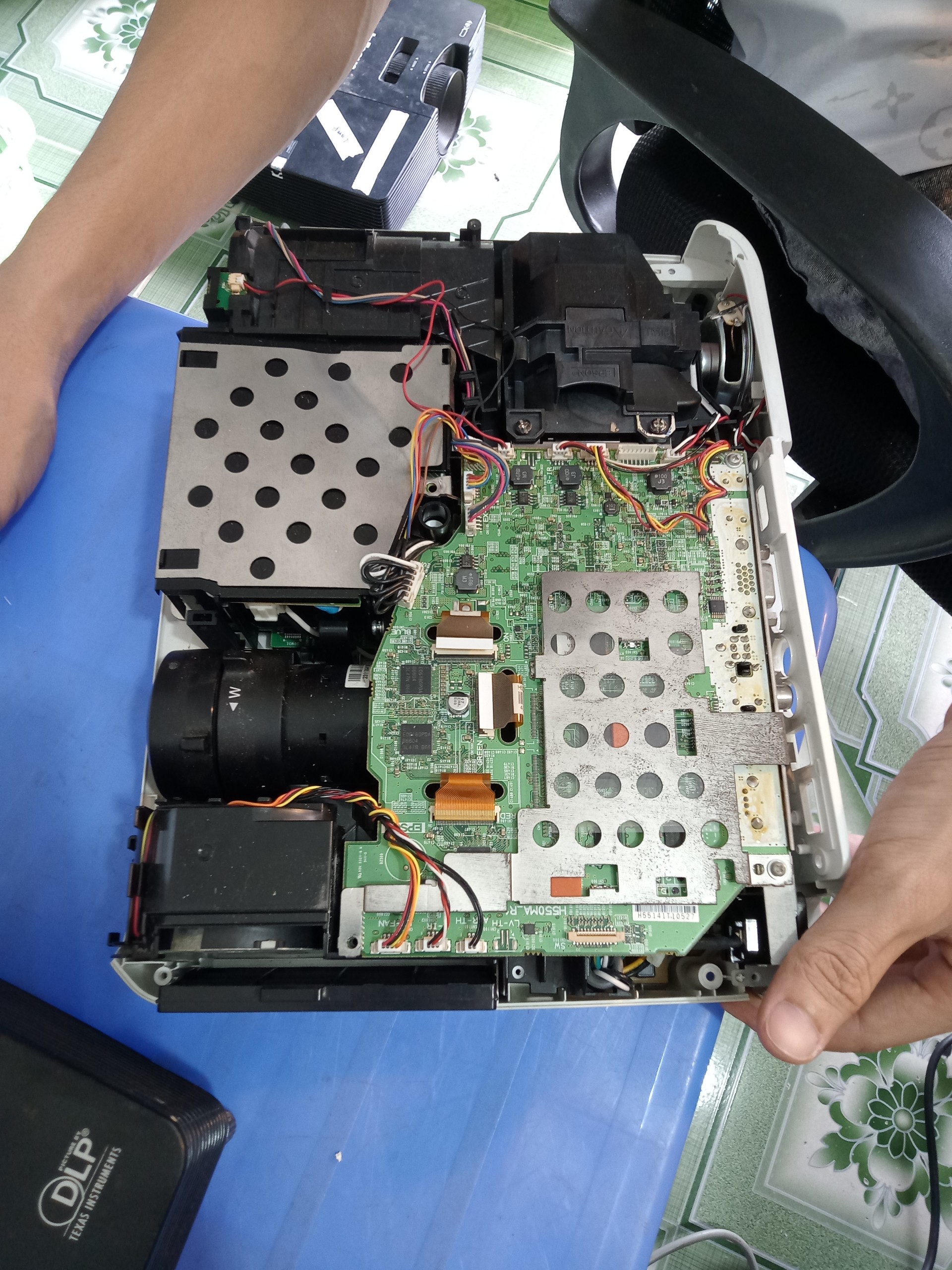 Sửa máy chiếu Sony hư main