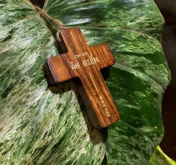 [Faith works] Thập tự mini - Chỉ bởi ân điển 10 x 7.5 cm (Treo ô tô, trang trí, quà tặng)