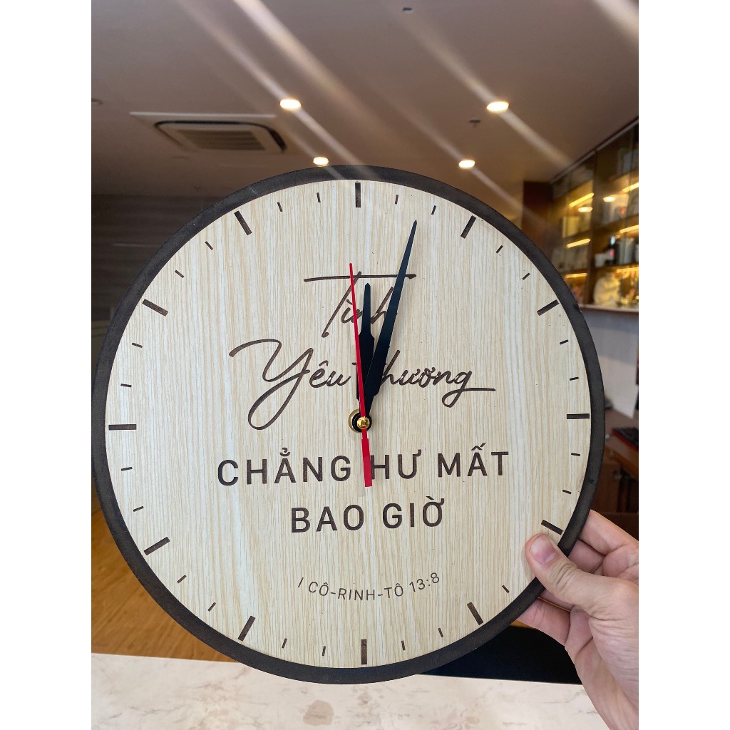 Đồng hồ câu gốc cơ đốc tin lành treo tường gỗ 30Cm, decor trang trí nhà cửa, hội thánh (I Cô-Rinh-Tô 13:8 Tình yêu thương...)