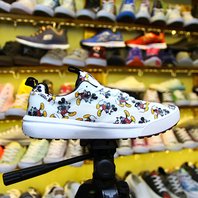 Giày Outlet Vans ULTRARANGE Mickey thấp cổ vải họa tiết VTVH001 vans-ultrarang-mickey-thap-co-vai-hoa-tiet-vtvh01