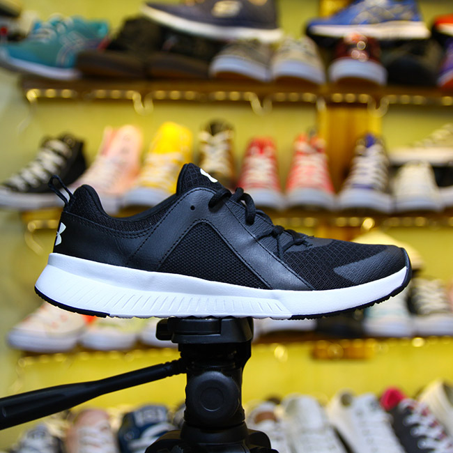 Giày Outlet Under Armour thấp cổ vải đen UTVD001 under-armour-thap-co-vai-den-utvd01