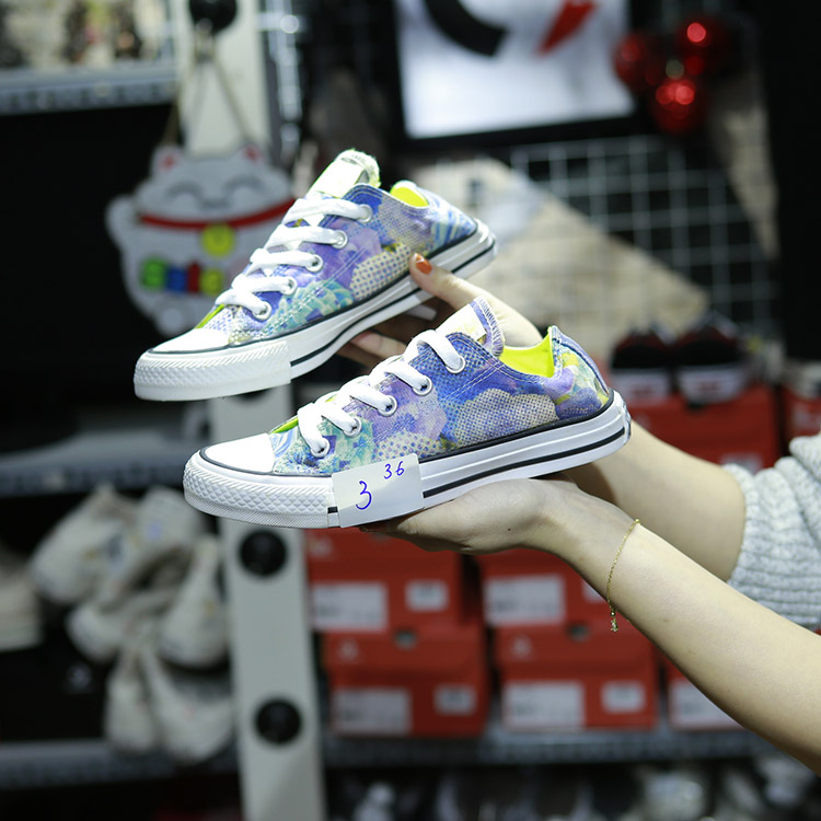 Giày Outlet Converse thấp cổ vải họa tiết COUT036 