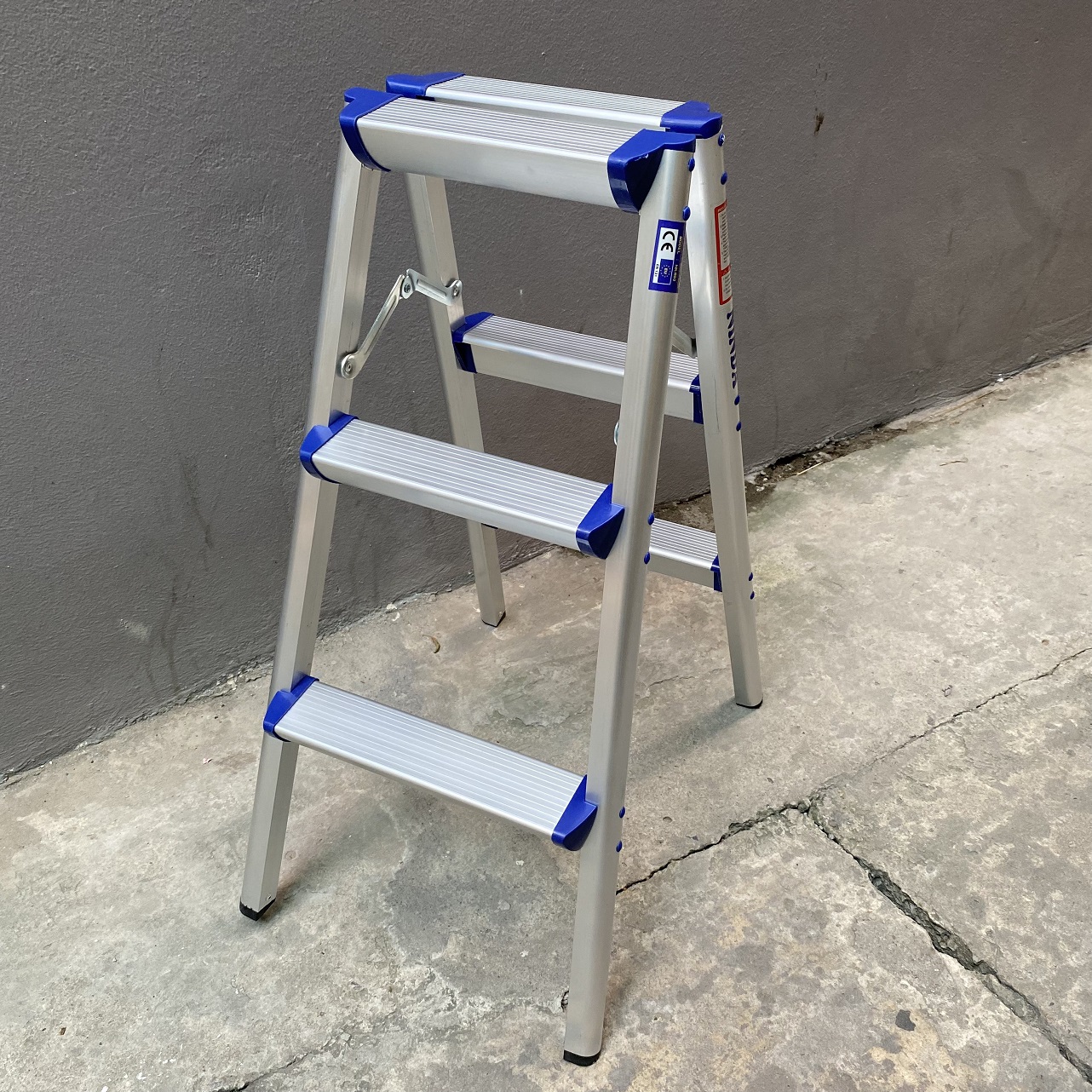 Thang ghế gấp chữ A NiNDA ND-R03 loại 3 bậc, chất liệu nhôm cao cấp