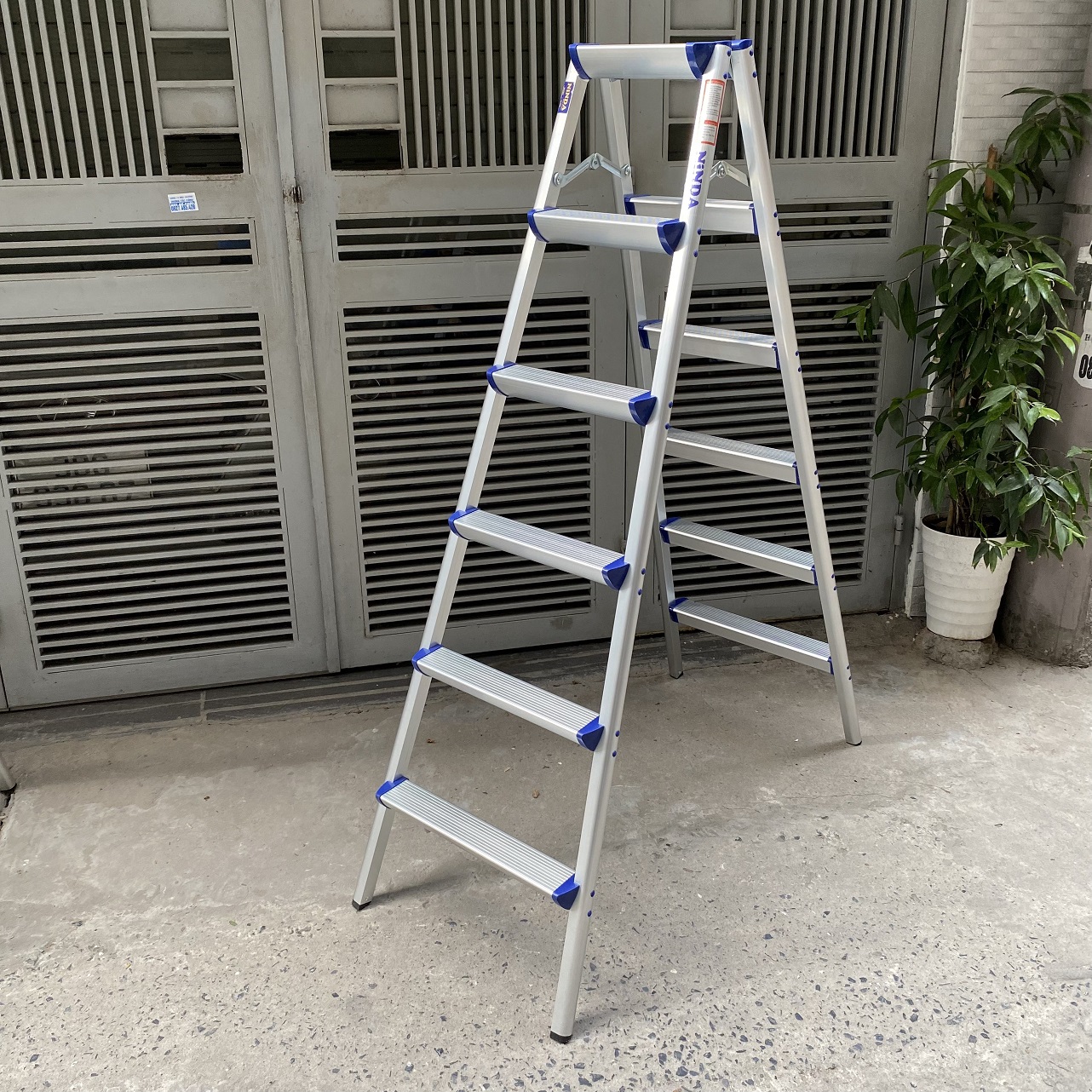 Thang ghế gấp chữ A NiNDA ND-R06 loại 6 bậc, chất liệu nhôm cao cấp