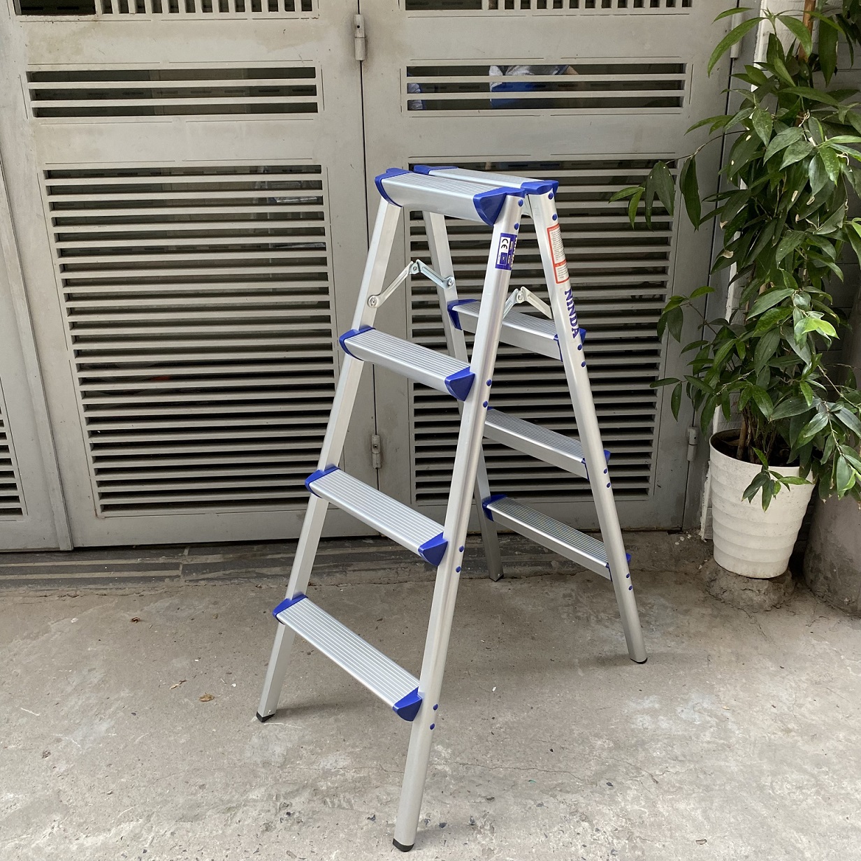 Thang ghế gấp chữ A NiNDA ND-R04 loại 4 bậc, chất liệu nhôm cao cấp