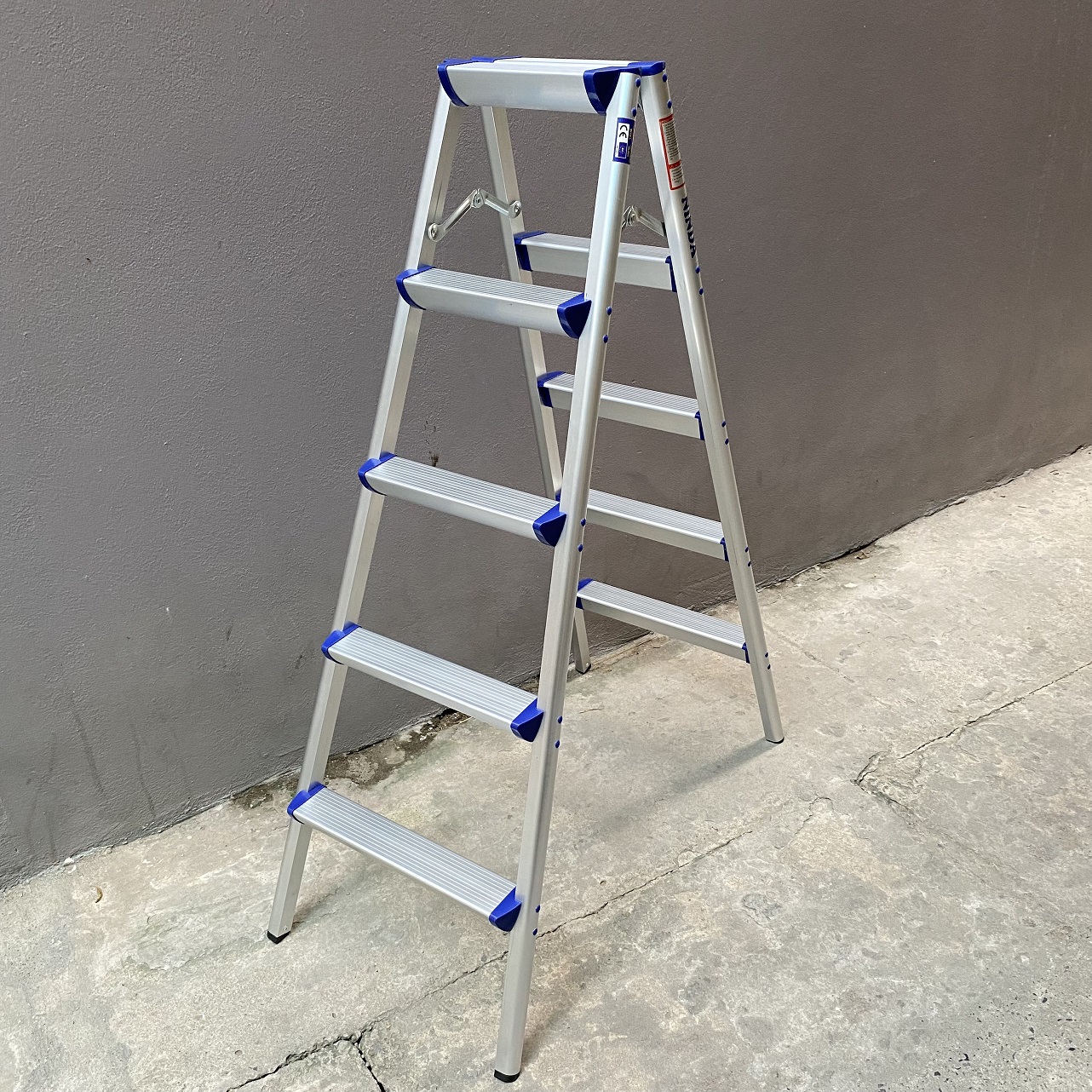 Thang ghế gấp chữ A NiNDA ND-R05 loại 5 bậc, chất liệu nhôm cao cấp