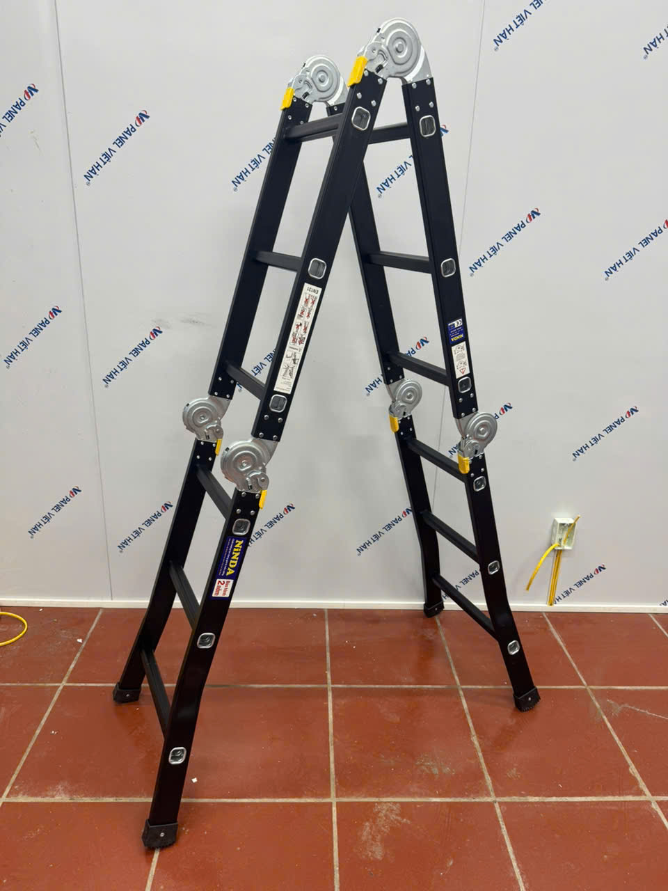 Thang nhôm NiNDA NDB-403 gấp chữ M, cao 3m7, thang chuyên dụng cho thợ điều hòa, điện lạnh