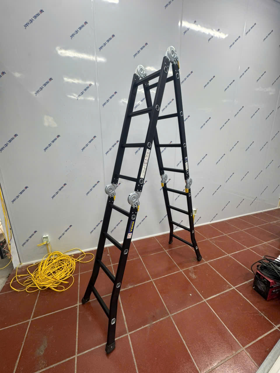 Thang nhôm NiNDA NDB-404 gấp chữ M, cao 4m7, thang chuyên dụng cho thợ điều hòa, điện lạnh