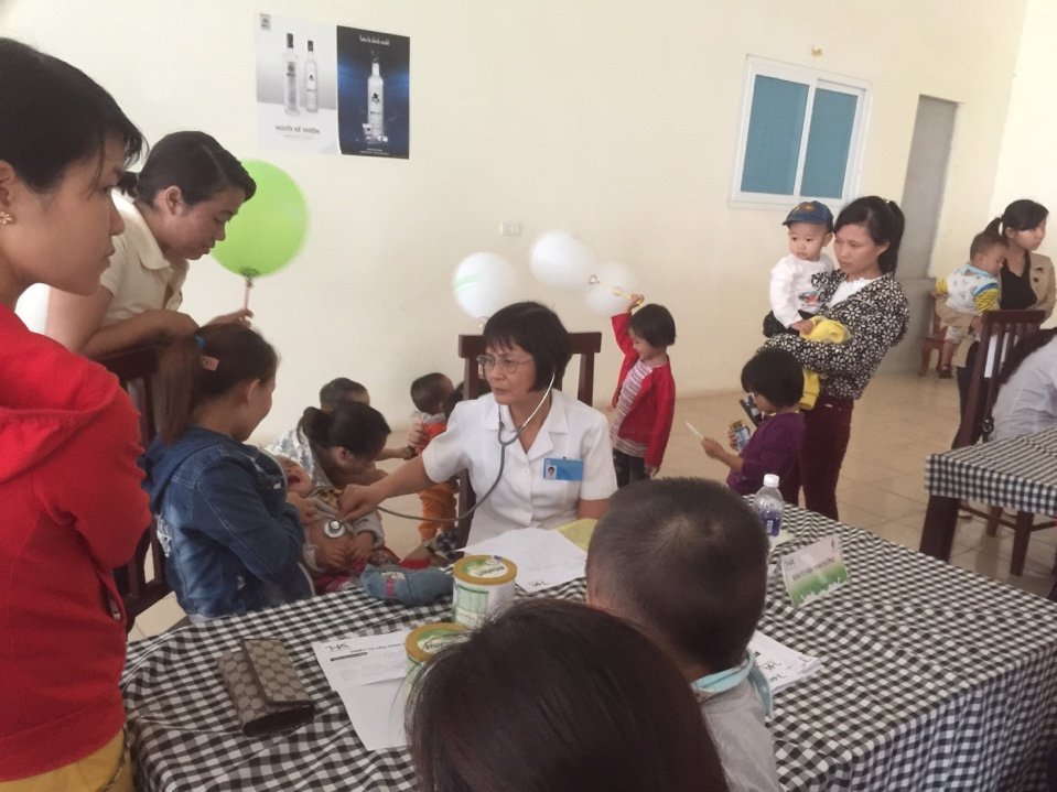 Hình ảnh nguyegiám đốc Viện Dinh dưỡng Quốc Gia, bác sĩ Lê Thị Hải khám và tư vấn sữa Ecolait cho các be