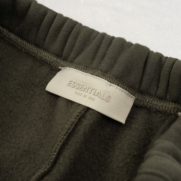 FOG Essentials Sweatershort Lime Olive [160SU222REU] FOG Essentials Sweatershort Lime Olive [160SU222REU]