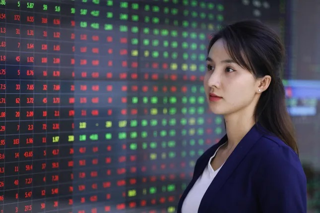 Chứng khoán vào giai đoạn khó lường, hành động ra sao?