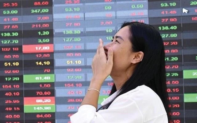 VN-Index vượt 1.200 điểm, cổ phiếu đồng loạt xanh tím, nhà đầu tư chứng khoán vỡ oà sung sướng