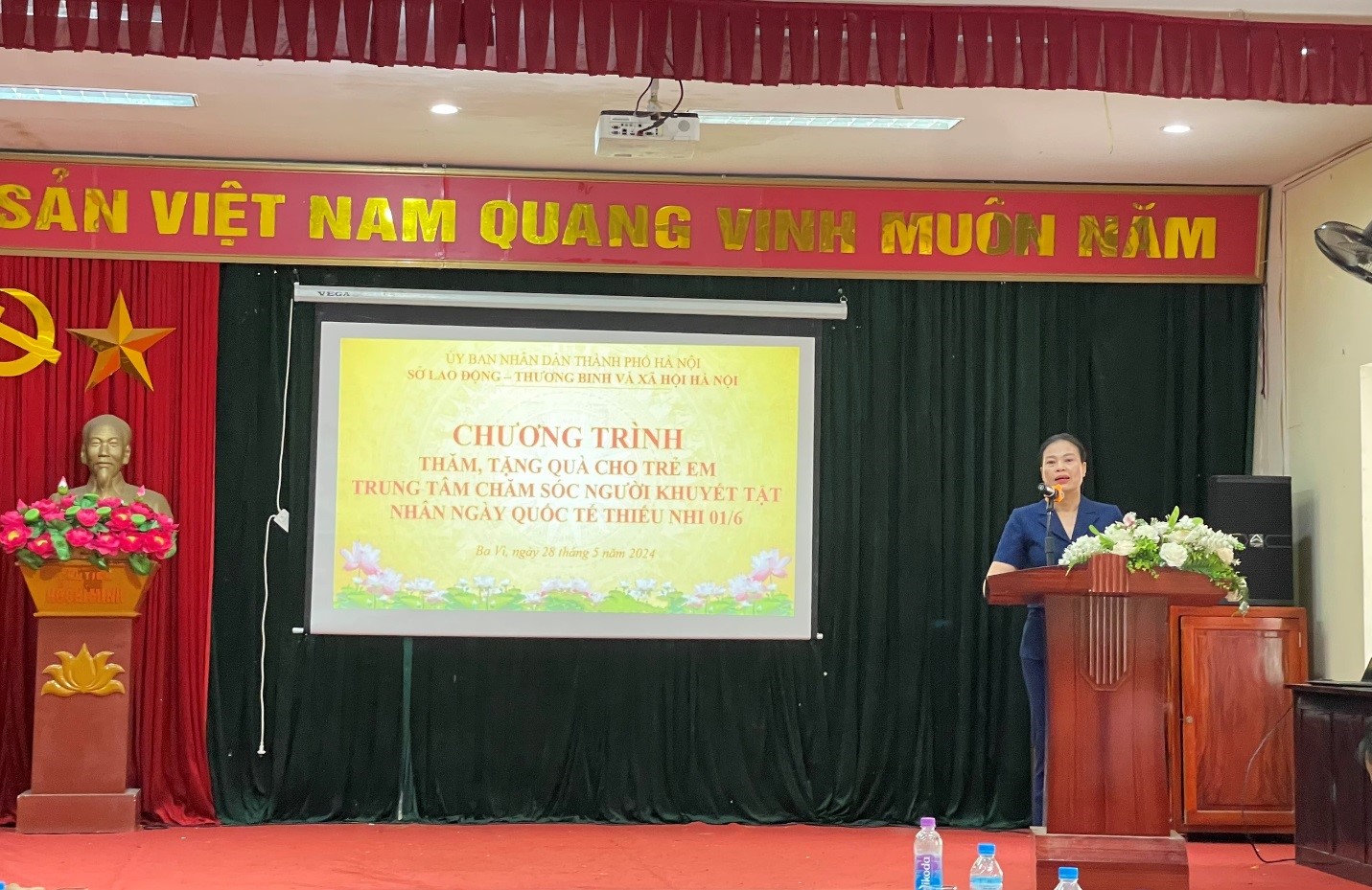 Lãnh đạo Sở Lao động - Thương binh và Xã hội Hà Nội thăm và tặng quà cho trẻ em khuyết tật tại Trung tâm Chăm sóc người khuyết tật Hà Nội nhân dịp Tết Thiều nhi 1-6