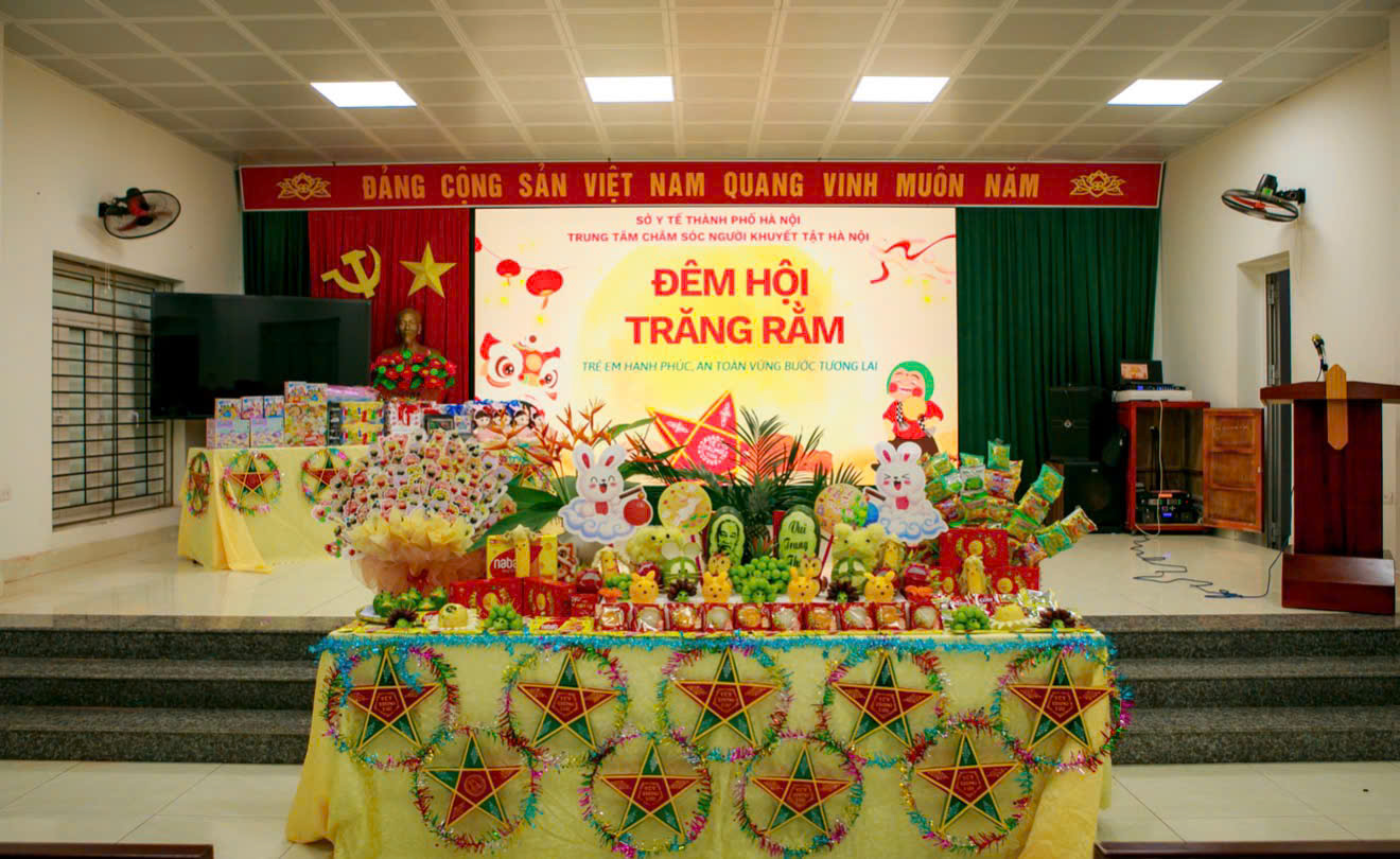 Ấm áp “Đêm hội Trăng rằm” tại Trung tâm Chăm sóc người khuyết tật Hà Nội