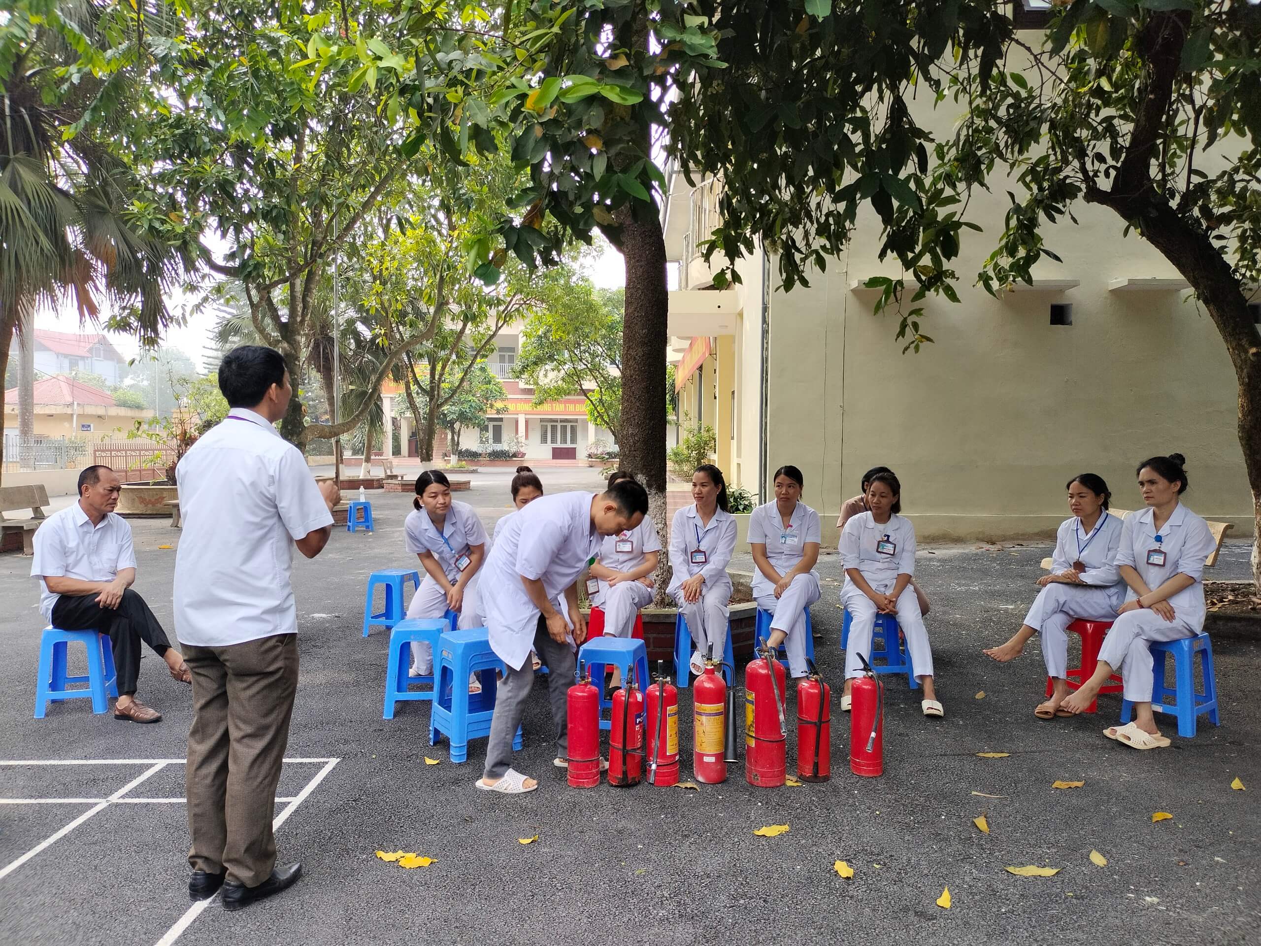 TRUNG TÂM CHĂM SÓC NGƯỜI KHUYẾT TẬT HÀ NỘI TỔ CHỨC HƯỚNG DẪN THỰC HÀNH SỬ DỤNG CÁC PHƯƠNG TIỆN PHÒNG CHÁY CHỮA CHÁY