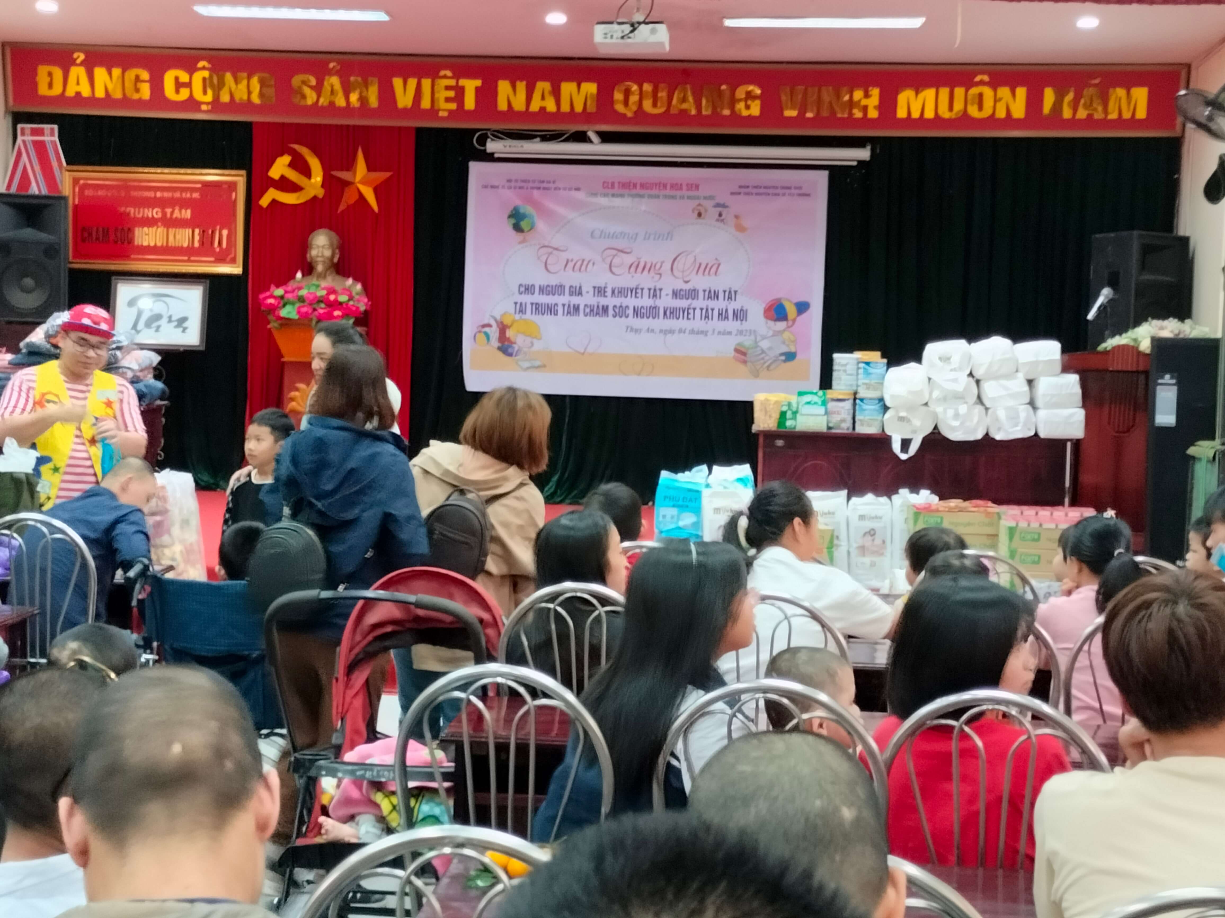 Khách từ thiện đến thăm và tặng quà cho người khuyết tật Trung tâm Chăm sóc người khuyết tật Hà Nội