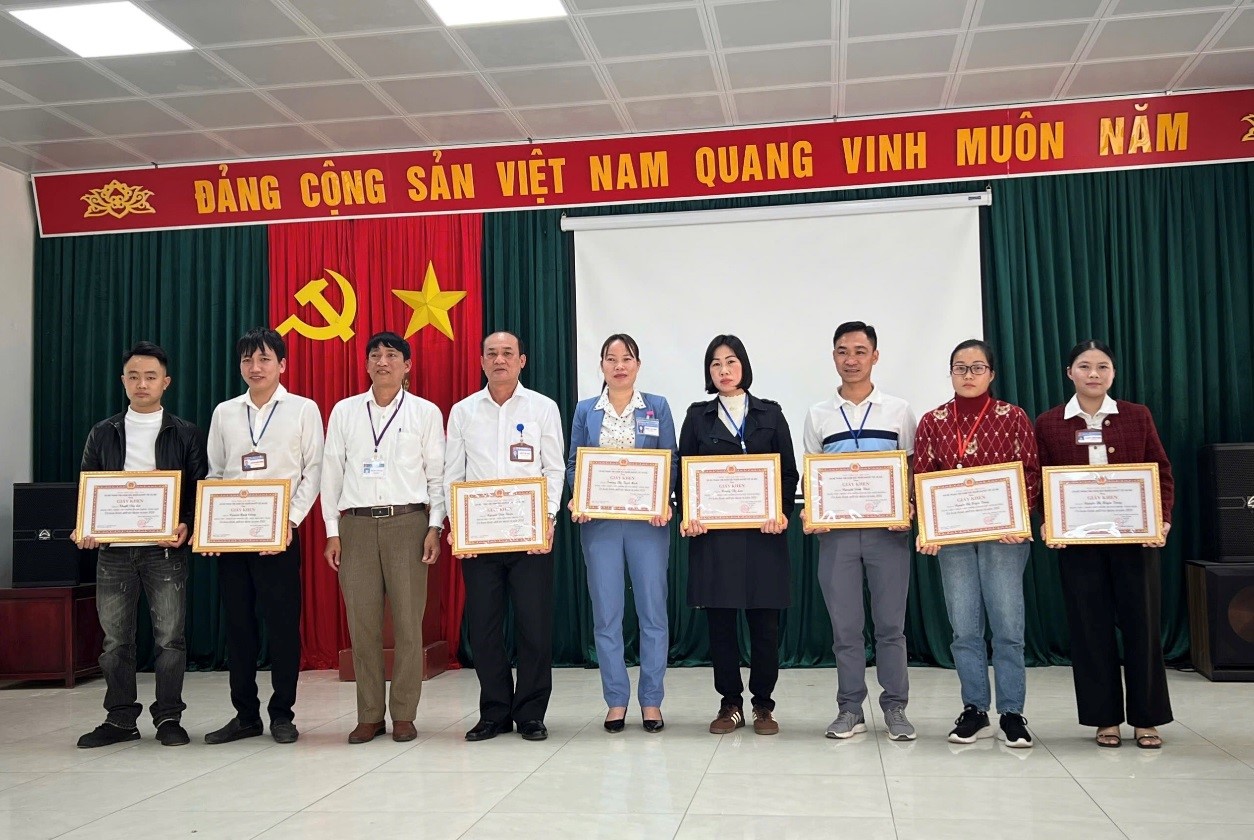 CHI BỘ TRUNG TÂM CHĂM SÓC NGƯỜI KHUYẾT TẬT TRAO TẶNG GIẤY KHEN CHO ĐẢNG VIÊN HOÀN THÀNH XUẤT SẮC NHIỆM VỤ NĂM 2024