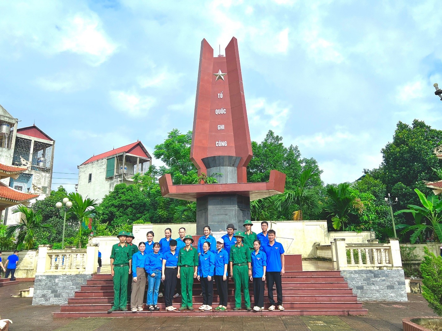 Chi đoàn thanh niên trung tâm Chăm sóc người khuyết tật Hà Nội  tham gia dọn dẹp nghĩa trang liệt sỹ xã Thuỵ An