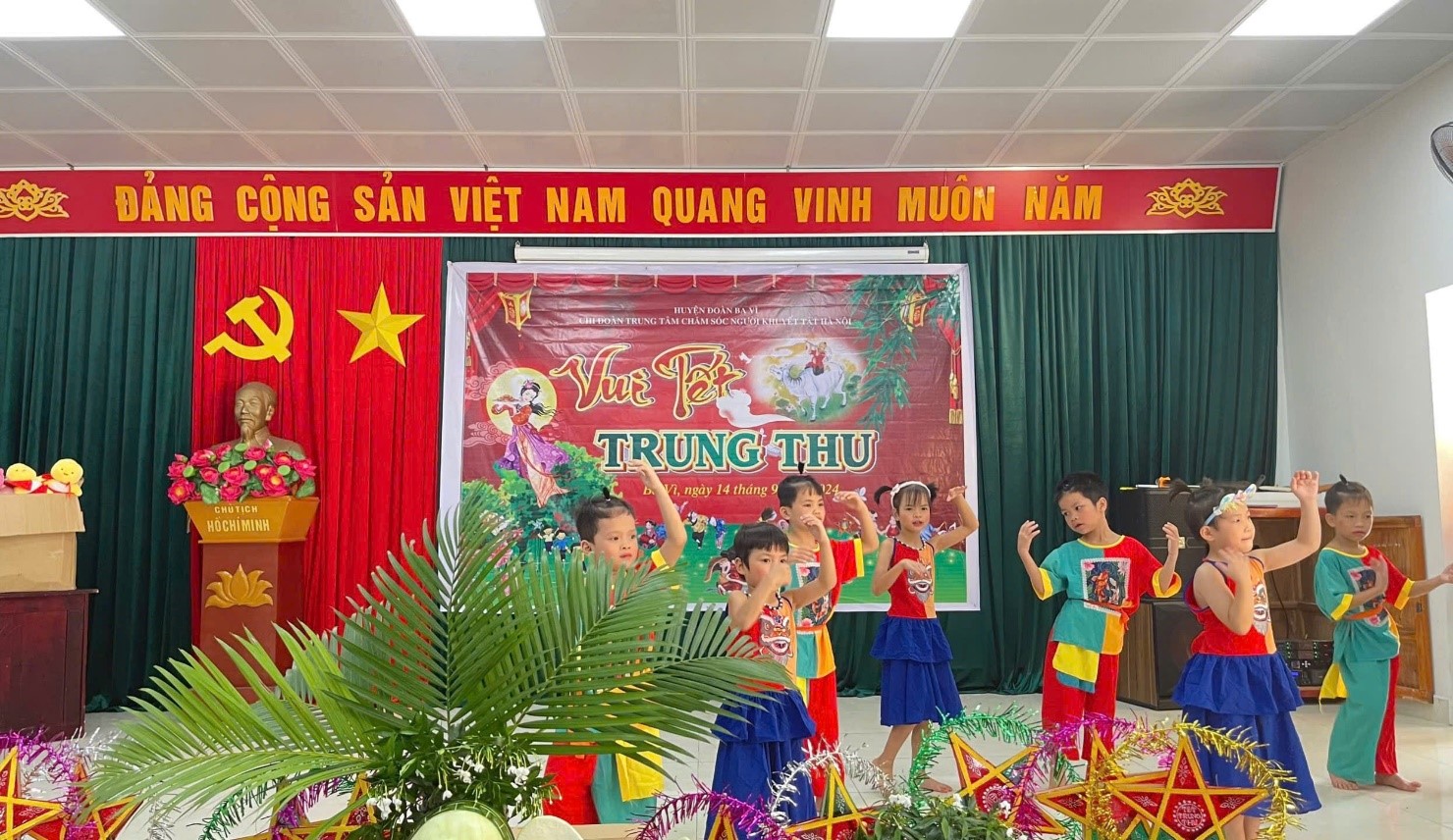 VUI TẾT TRUNG THU TẠI TRUNG TÂM  CHĂM SÓC NGƯỜI KHUYẾT TẬT HÀ NỘI