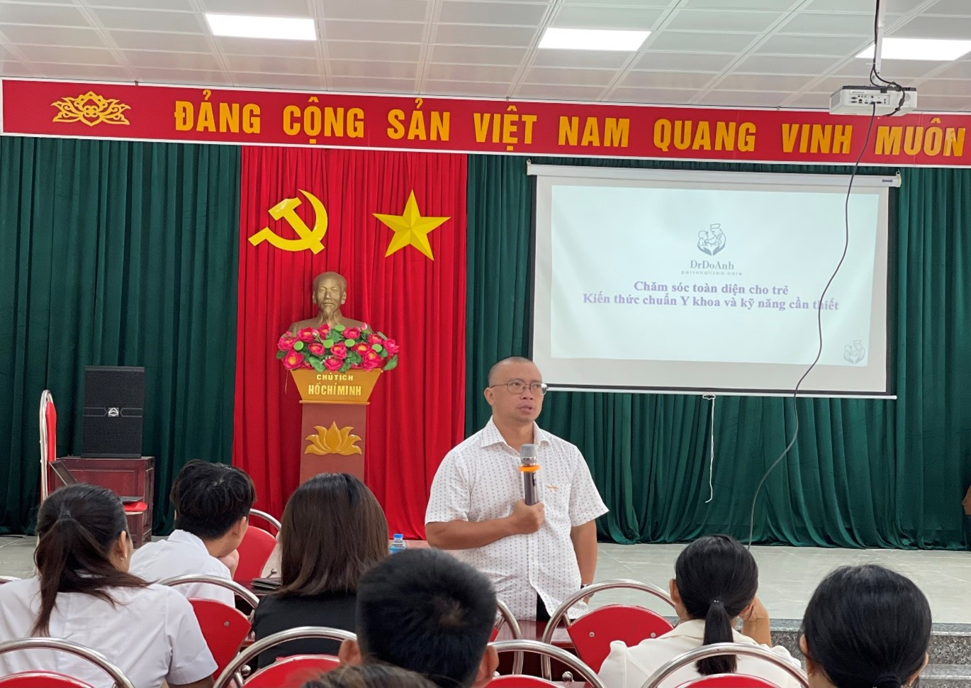 TẬP HUẤN NÂNG CAO NĂNG LỰC CHO CÁN BỘ TẠI TRUNG TÂM CHĂM SÓC NGƯỜI KHUYẾT TẬT HÀ NỘI