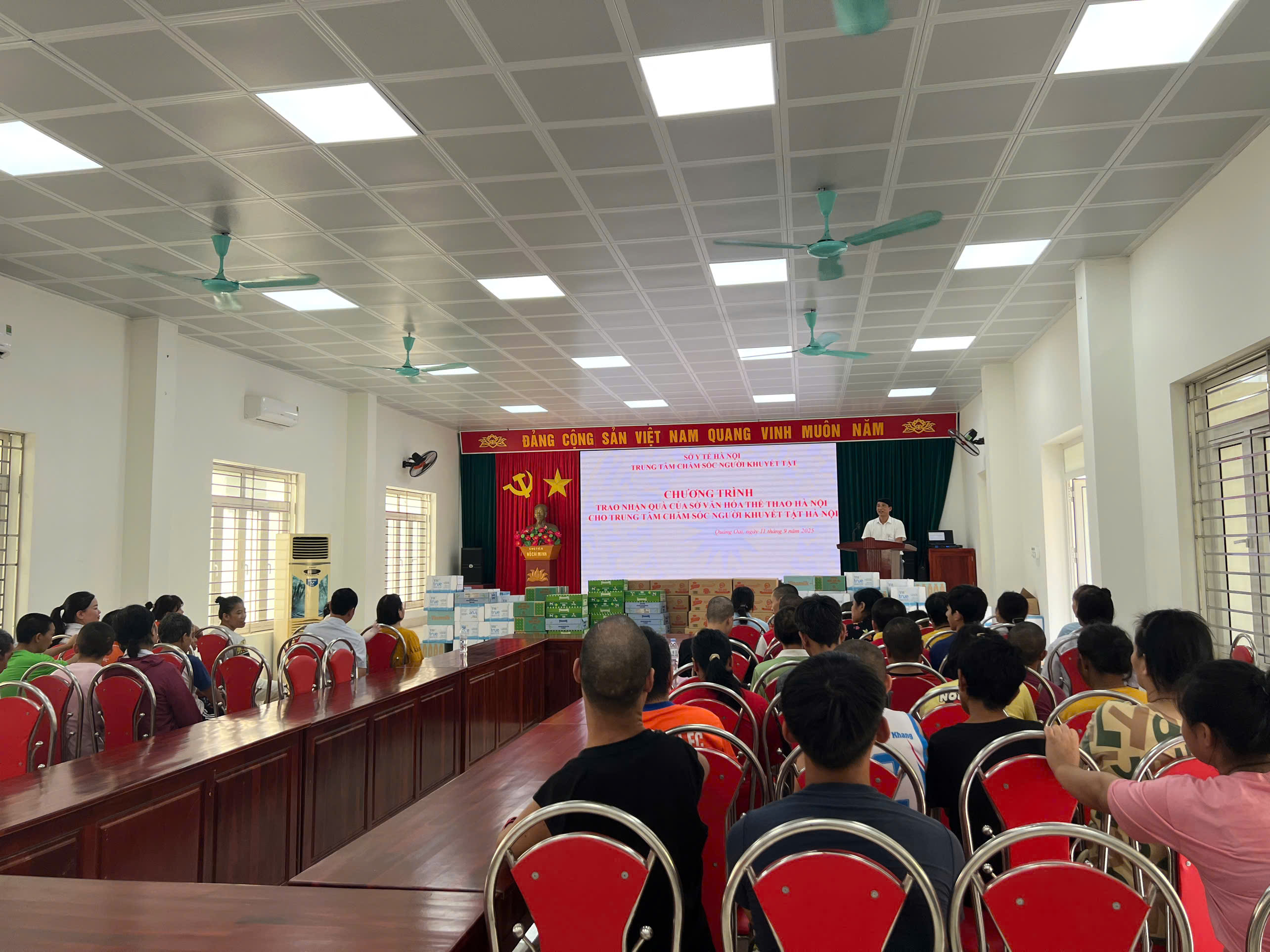 HOẠT ĐỘNG THIỆN NGUYỆN TẠI TRUNG TÂM CHĂM SÓC NGƯỜI KHUYẾT TẬT HÀ NỘI