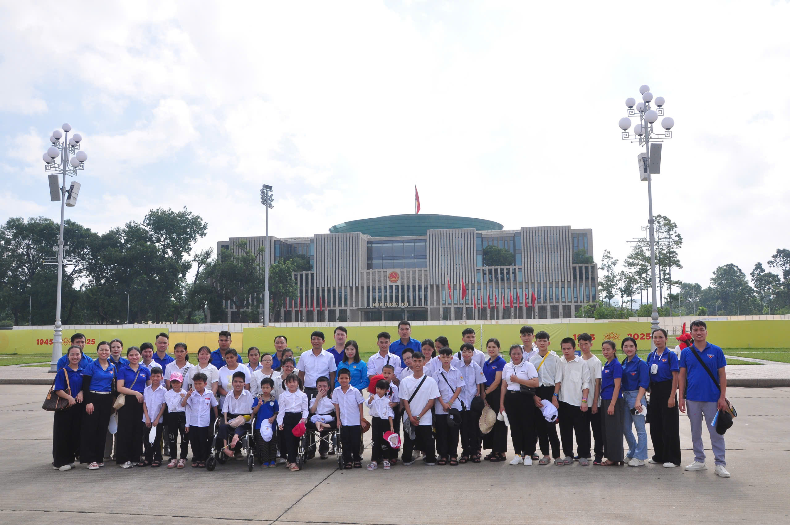 TRUNG TÂM CHĂM SÓC NGƯỜI KHUYẾT TẬT HÀ NỘI TỔ CHỨC CHO CÁC EM KHUYẾT TẬT ĐI THĂM QUAN, DÃ NGOẠI