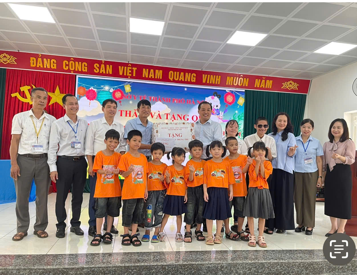 Lãnh đạo Sở Y tế Hà Nội thăm và tặng quà Trung tâm nhân dịp Tết Trung thu