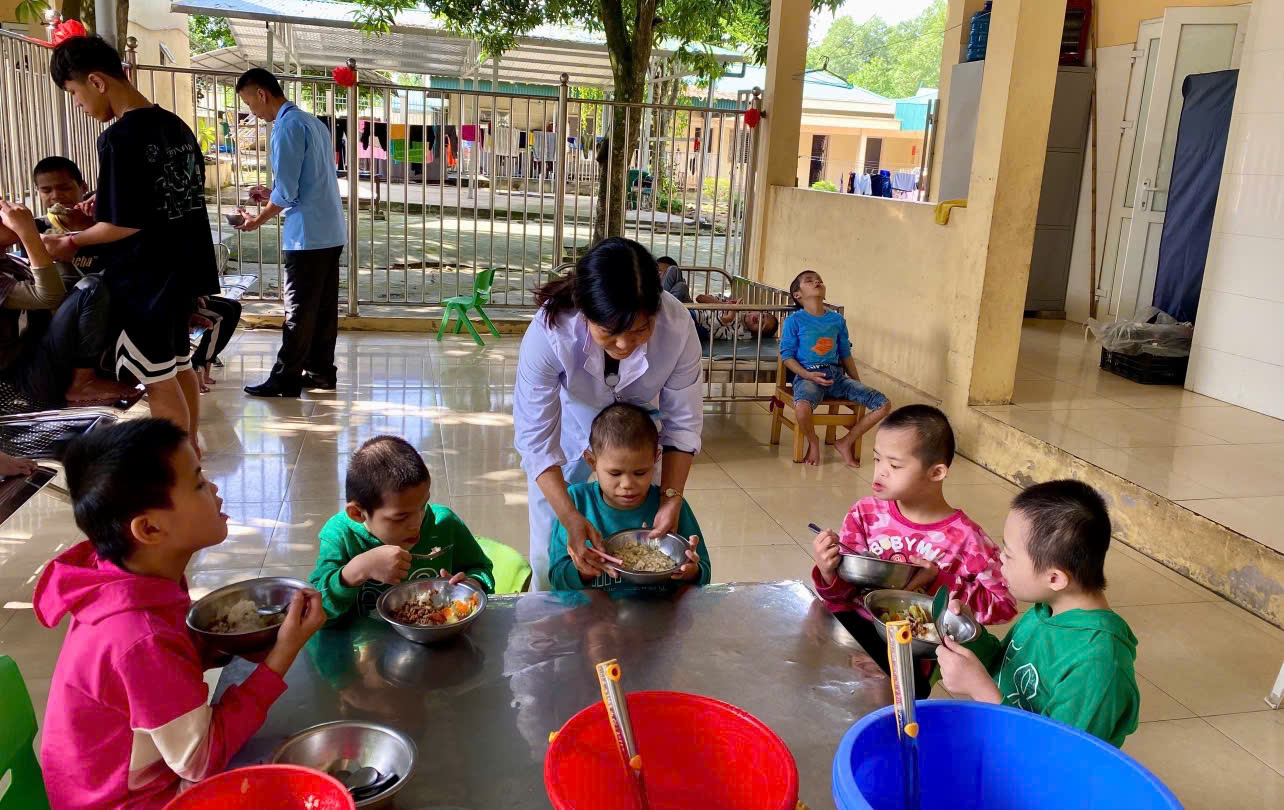 RÈN LUYỆN KỸ NĂNG TỰ PHỤC VỤ – GIEO MẦM TỰ LẬP CHO NGƯỜI KHUYẾT TẬT ĐẶC BIỆT NẶNG