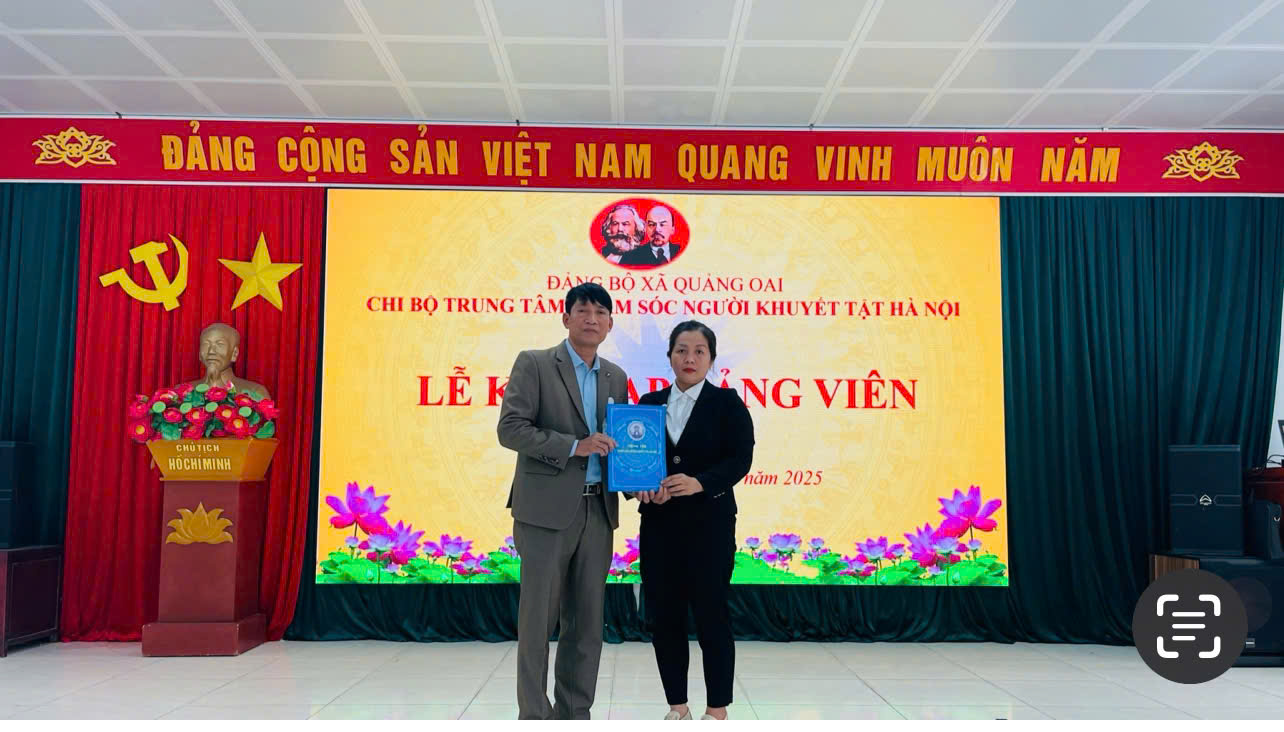 Chi bộ Trung tâm Chăm sóc người khuyết tật tổ chức Lễ kết nạp đảng viên  và trao Quyết định công nhận đảng viên chính thức