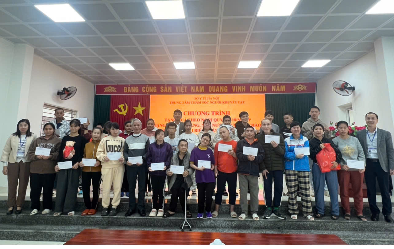 TRUNG TÂM CHĂM SÓC NKT HÀ NỘI TRAO QUÀ CỦA ĐẢNG, CHÍNH PHỦ CHO NGƯỜI KHUYẾT TẬT